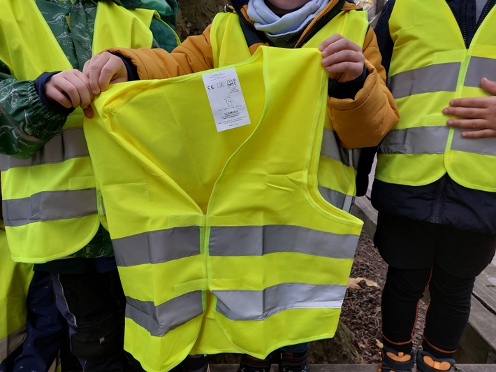 POL-W: W/RS/SG Sichtbarkeit trotzt Dunkelheit: Übergabe von Kinderwarnwesten an Solinger Grundschulen - Einladung für Medienvertreterinnen und Medienvertreter