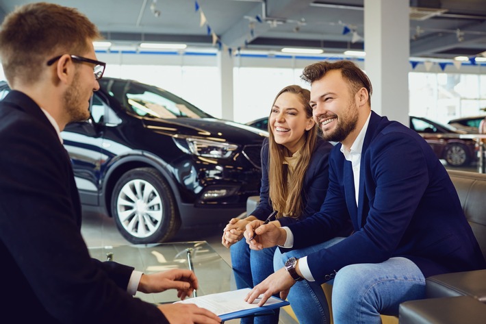 Neu oder gebraucht, cash oder auf Kredit: Beim Autokauf zahlen die meisten in bar