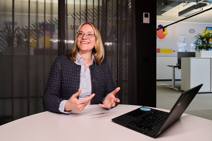 Klinische Studien sind bei der Entwicklung von Medikamenten ein entscheidender Schritt. Mit ihnen werden neue Wirkstoffe unter realen Bedingungen getestet. Manuela Kleinerüschkamp koordiniert die Durchführung klinischer Studien bei Sanofi in Deutschland. / Weiterer Text über ots und www.presseportal.de/nr/71182 / Die Verwendung dieses Bildes für redaktionelle Zwecke ist unter Beachtung aller mitgeteilten Nutzungsbedingungen zulässig und dann auch honorarfrei. Veröffentlichung ausschließlich mit Bildrechte-Hinweis.