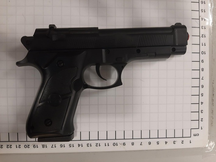 BPOL NRW: Mann richtet Waffe auf Reisende - Bundespolizei stellt Anscheinswaffe sicher