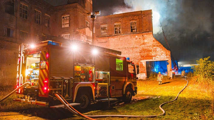 FW Gronau: Nächtlicher Brand auf dem Dach des Gebäudes der ehemaligen Baumwollspinnerei Gronau