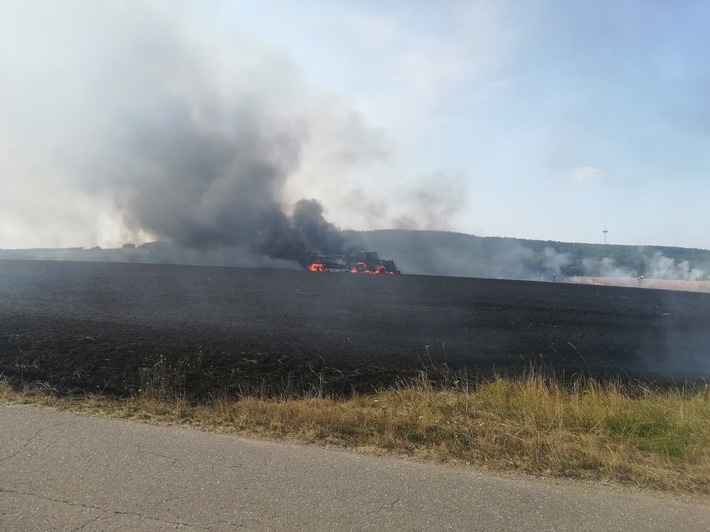 POL-PDKO: Rhens - Brand einer landwirtschaftlichen Zugmaschine samt Anhänger und eines Getreidefeldes oberhalb von Rhens