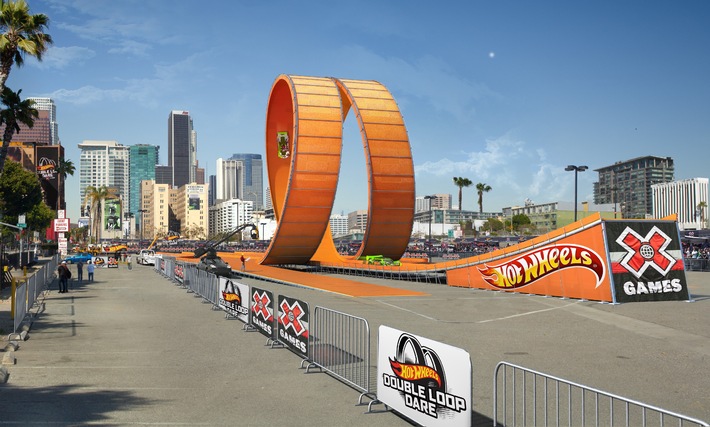 Mit Hot Wheels den Himmel bei den X Games 2012 in Los Angeles erstürmen - Weltrekordversuch mit zwei Fahrern auf sechsstöckigem, vertikalem Looping (BILD)