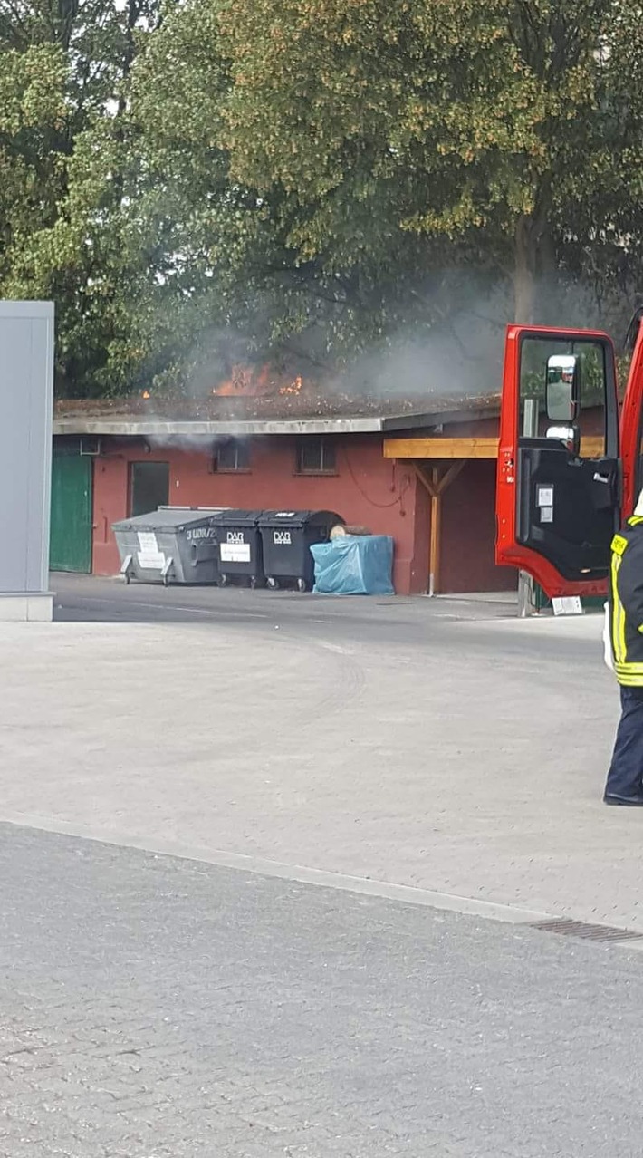 FW-RE: Brand eines Lagerschuppen auf Schlachthofgelände - keine Verletzten