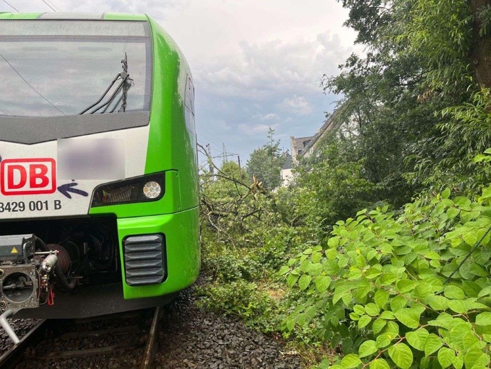 BPOL NRW: S9 kollidiert mit umgestürztem Baum - Bundespolizei und Feuerwehr evakuieren Fahrgäste