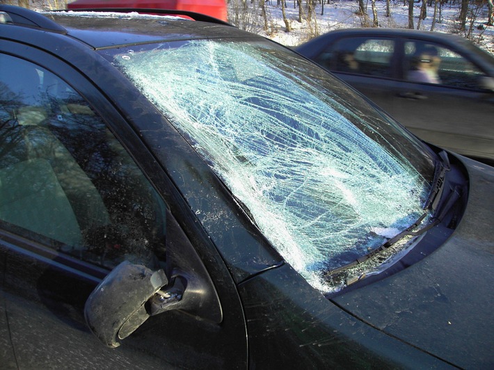 POL-HI: Mutter und 10-jähriger Junge entgehen nur knapp tragischen Verkehrsunfall / grosse Eisscholle löst sich vom Dach eines Lkw und prallt in Windschutzscheibe