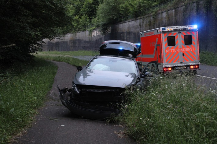 POL-RBK: Overath - Pkw-Fahrer kommt von der Fahrbahn ab - Vier Personen leicht verletzt