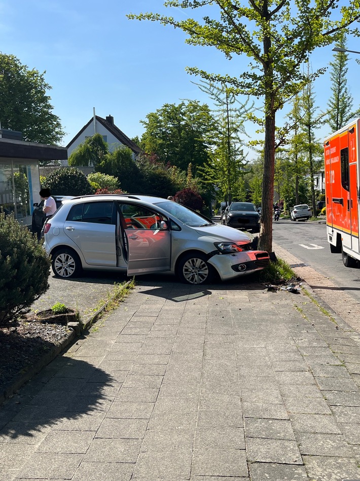 POL-MG: Verklemmte Fußmatte verursacht einen Verkehrsunfall