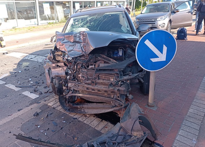 POL-Bremerhaven: Golf-Fahrer kollidiert mit Autos an roter Ampel: Drei Verletzte