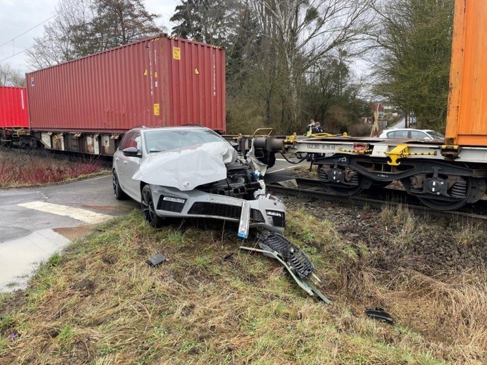 BPOL-KS: PKW vom Güterzug auf Bahnübergang erfasst