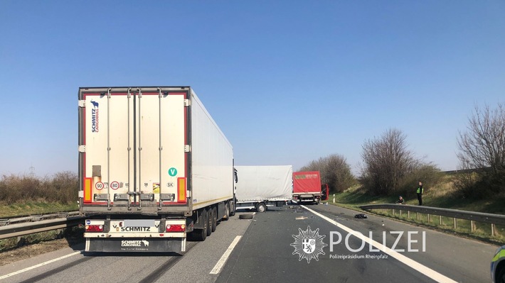 POL-PDNW: Polizeiautobahnstation Ruchheim - Aktuelle Meldung - Vollsperrung A61 nach Verkehrsunfall