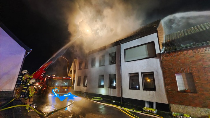 FW Grevenbroich: Mehrere Verletzte nach Brand in Mehrfamilienhaus - Gebäude vollständig zerstört - Feuerwehrmann bei Löscharbeiten leicht verletzt