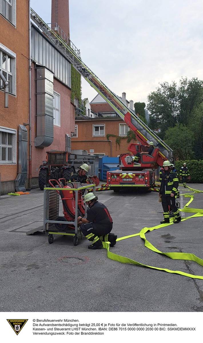 FW-M: Mehrstündiger Feuerwehreinsatz in Öko-Bäckerei (Maxvorstadt)