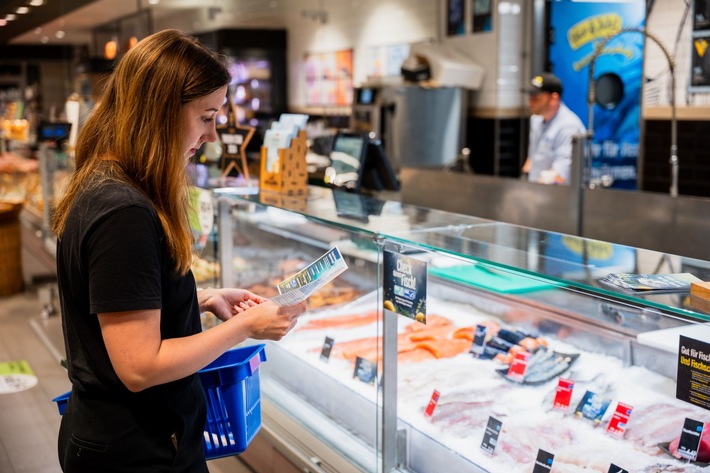 Fisch nachhaltig einkaufen: Acht einfache Regeln für den Einkauf im Supermarkt / Mit wenigen einfachen Regeln können VerbraucherInnen beim Fischeinkauf einen Beitrag zum Schutz der Meere leisten