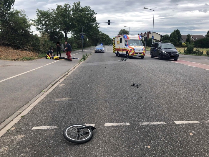 POL-PDWO: Worms - Radfahrer prallt gegen PKW und wird verletzt