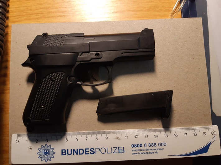 BPOL NRW: Mit Waffe in S-Bahn unterwegs - Bundespolizei nimmt Minderjährigen Softair Pistole ab