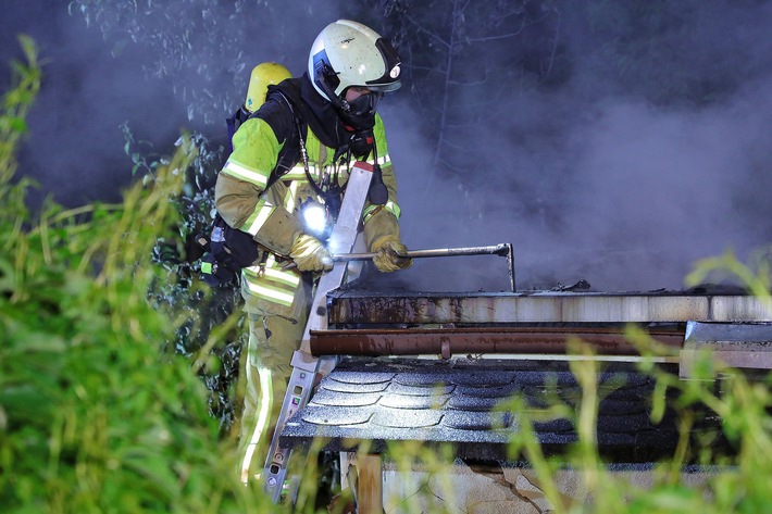 FW Dresden: Brand einer Gartenlaube