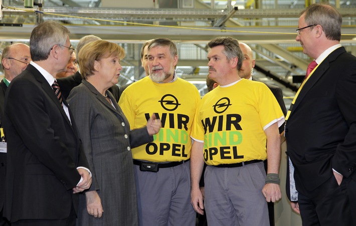 Bundeskanzlerin Angela Merkel zu Besuch bei Opel in Rüsselsheim