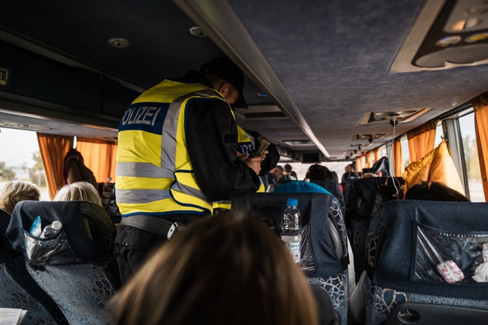 Bundespolizeidirektion München: Mehrere Tausend Euro für Schleusung gezahlt/ Bundespolizei stellt gefälschte Papiere im Fernbus sicher