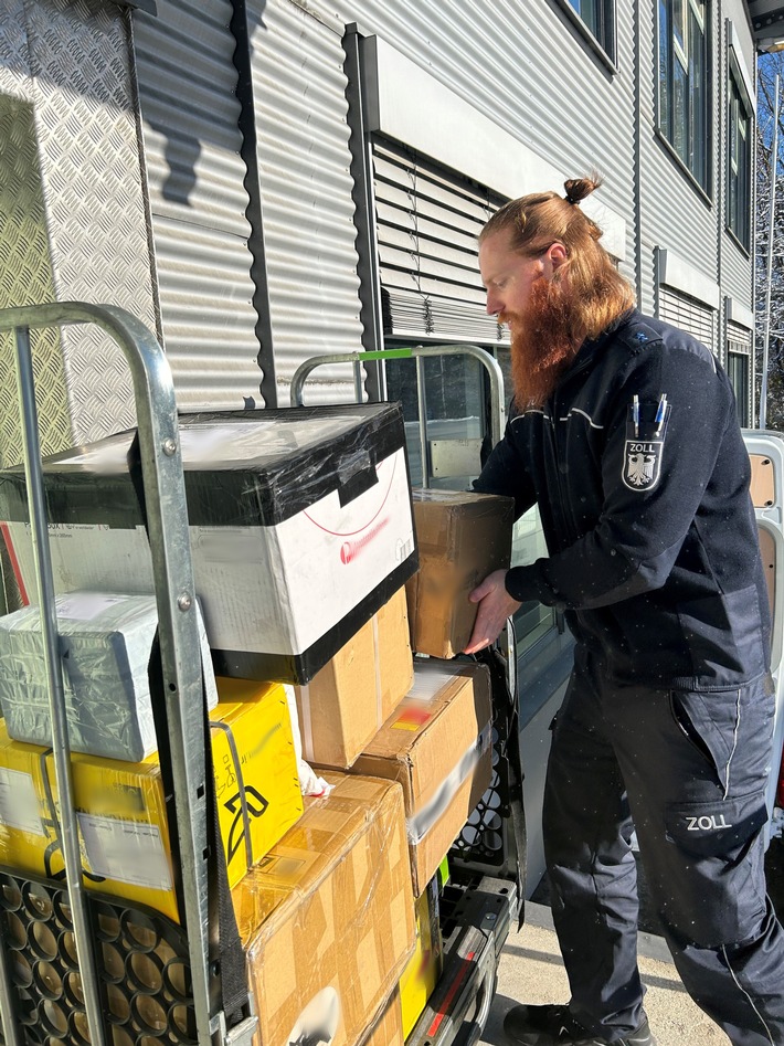 HZA-RO: Der Zoll warnt vor verbotenen Sendungen zur Weihnachtszeit / Federn geschützter Greifvögel und Cannabissamen in Postpaketen beim Hauptzollamt Rosenheim