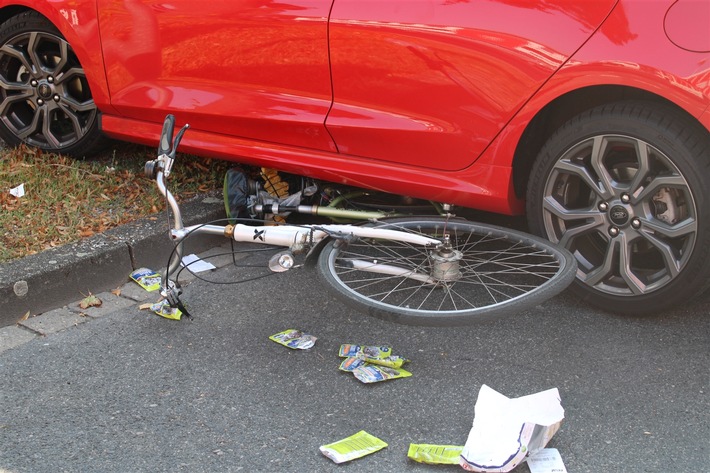 POL-DN: Beim Linksabbiegen nicht auf Fahrradfahrer geachtet