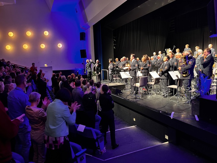 POL-AK NI: Mit Musik helfen - 4500 Euro Spende für das Nienburger Frauenhaus