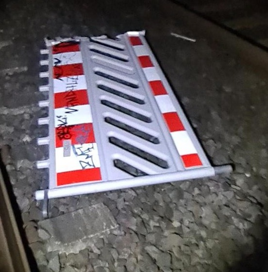 BPOL NRW: RE 3 überfährt Schrankenzaun - Bundespolizei ermittelt nach gefährlichen Eingriff in den Bahnverkehr