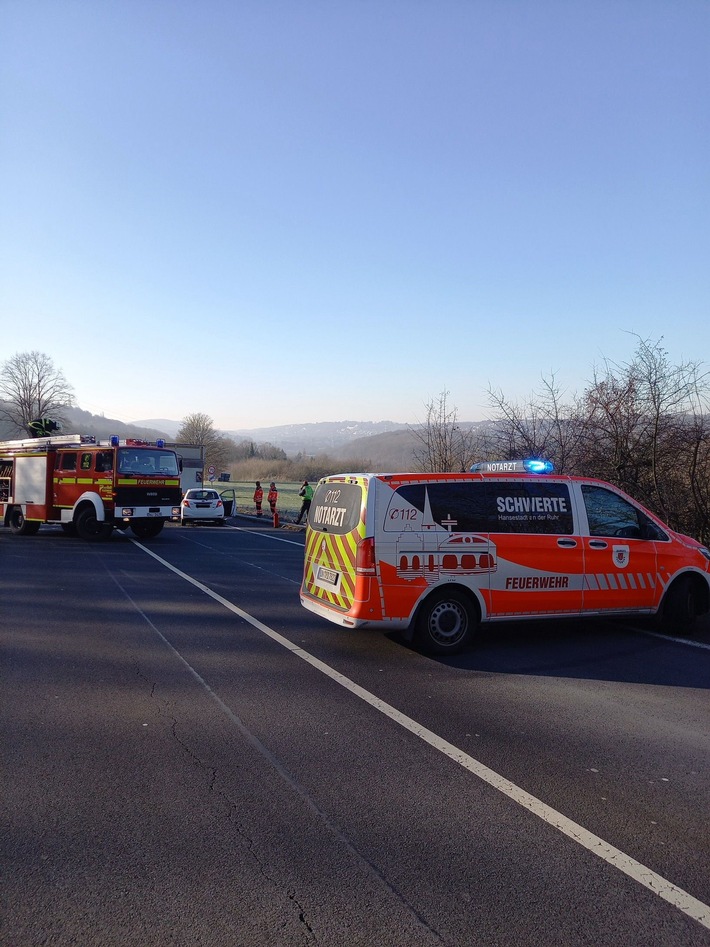 FW-EN: Verkehrsunfall auf B54 - 2 verletzte Personen