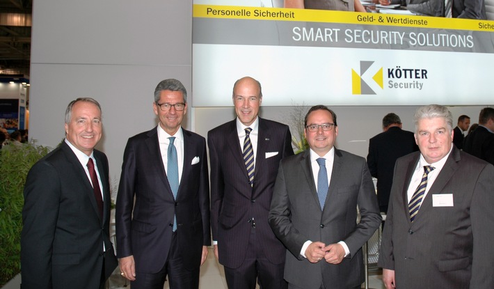 BDI-Präsident Ulrich Grillo und Essens Oberbürgermeister Thomas Kufen besuchen Stand von KÖTTER Security / Weltgrößte Sicherheitsmesse "security 2016" eröffnet