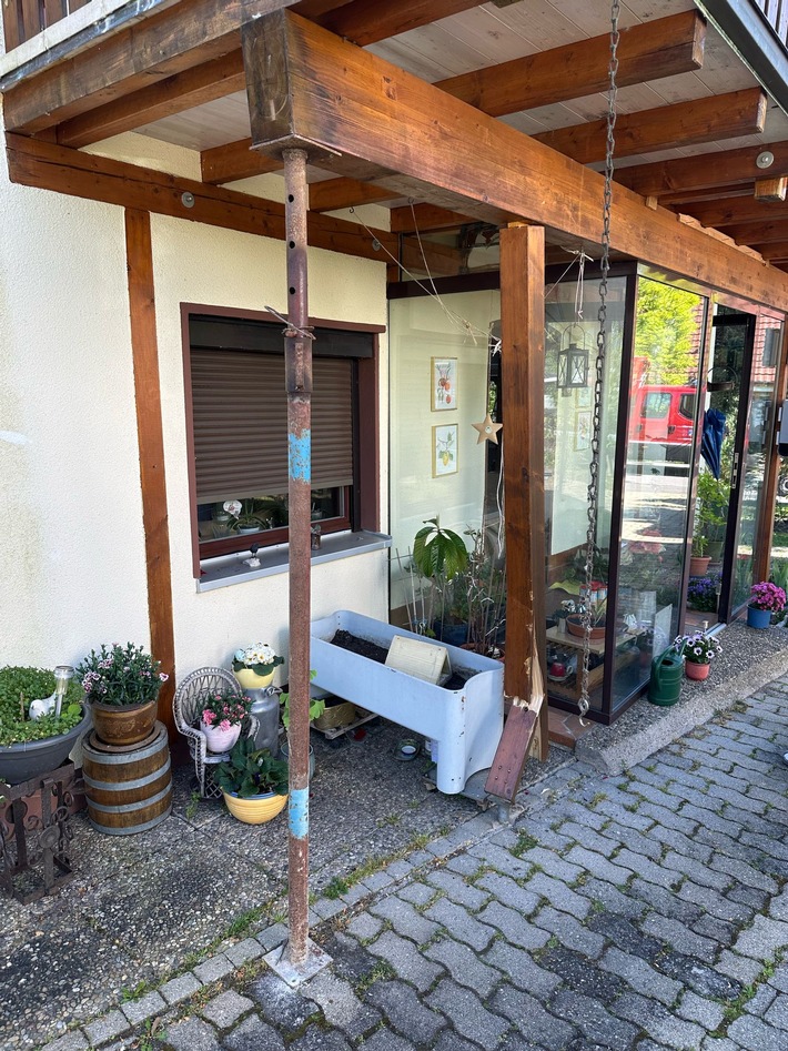 FW Reichenau: PKW gegen Balkonstütze gefahren, Balkon droht einzustürzen, Reichenau-Waldsiedlung, 02.05.2025
