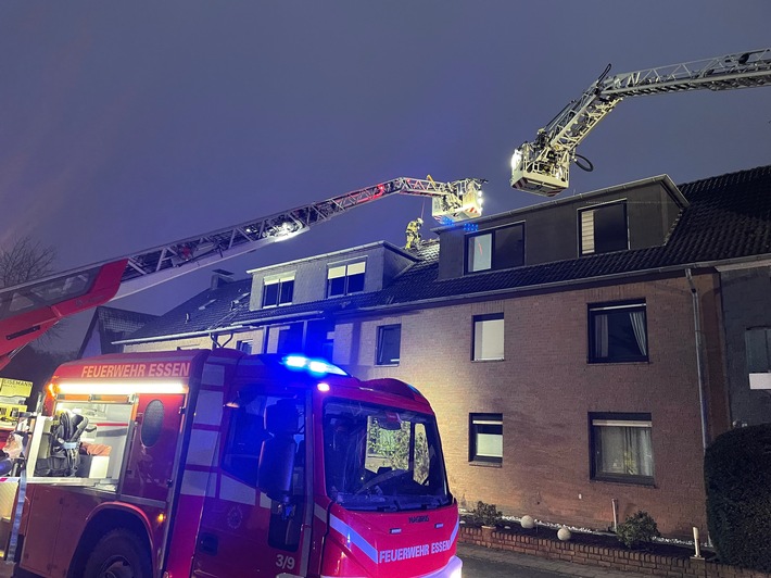 FW-E: Dachstuhlbrand in einem Mehrfamilienhaus mit Menschenrettung - eine Person lebensgefährlich verletzt