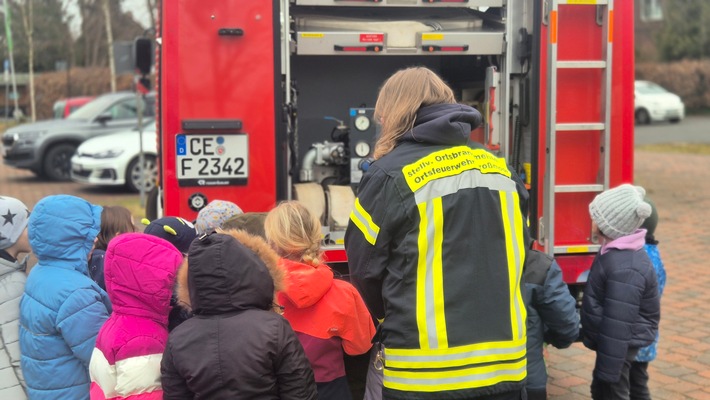 FW Wathlingen: Spannender Vormittag bei der Feuerwehr Großmoor - Kindergarten "Moorwichtel" zu Gast