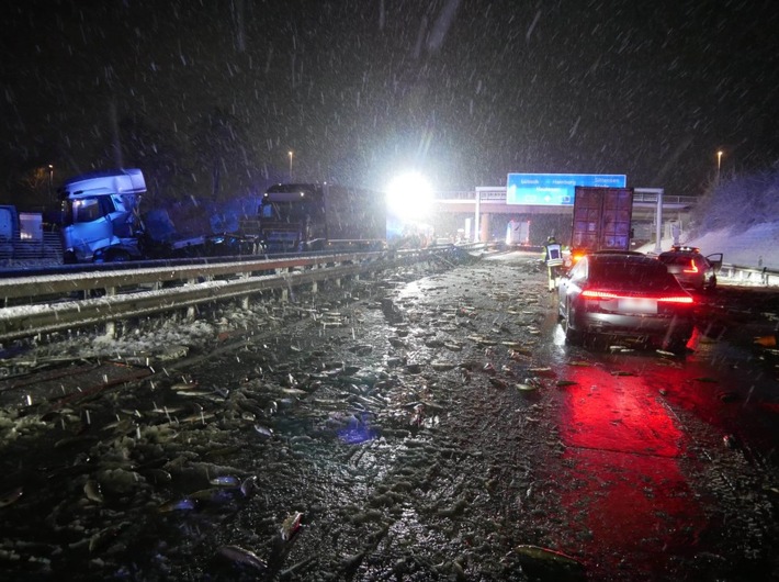 POL-ROW: ++ Wintereinbruch führt zu mehreren Verkehrsunfällen im Landkreis Rotenburg ++ Schwerer Unfall auf der A1: Fischladung verteilt sich über beide Fahrbahnen ++