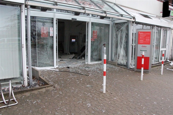 POL-MI: Hoher Sachschaden: Geldautomatensprengung in Neesen
