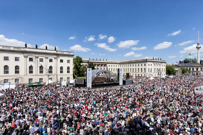 &quot;Staatsoper für alle&quot; 2014 begeistert über 42.000 Besucher auf dem Bebelplatz in Berlin / Live-Konzert der Staatskapelle Berlin mit Daniel Barenboim und Lisa Batiashvili dank BMW Berlin