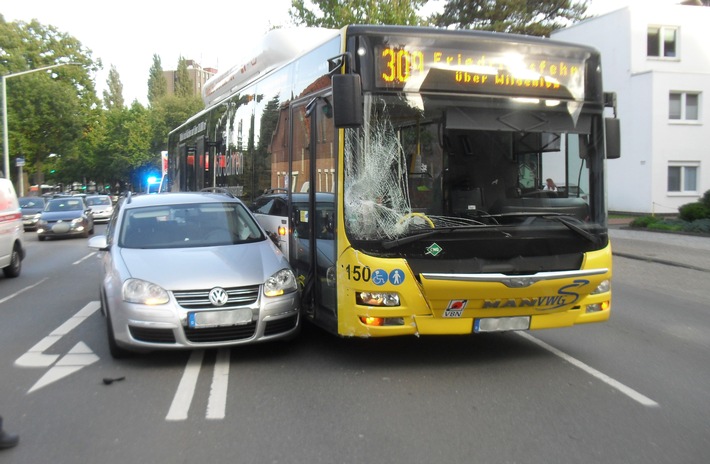 POL-OL: +++ Unfall auf der Bloherfelder Straße - Linienbus beteiligt +++