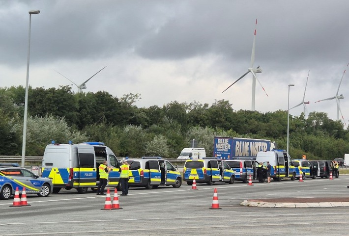 POL-FL: A7/Parkplatz Jalm - Schwerlastkontrolle mit der Teilnahme dänischer Polizisten