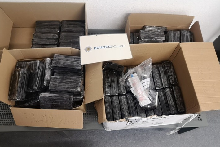 BPOL NRW: Fahndungserfolg der Bundespolizei; Norweger versteckten Drogen im Wert von 1,7 Millionen Euro im Auto