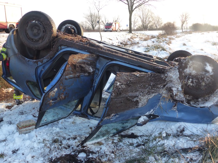 POL-CUX: Geestland / OT Bad Bederkesa -Pkw überschlägt sich auf winterglatter Fahrbahn-