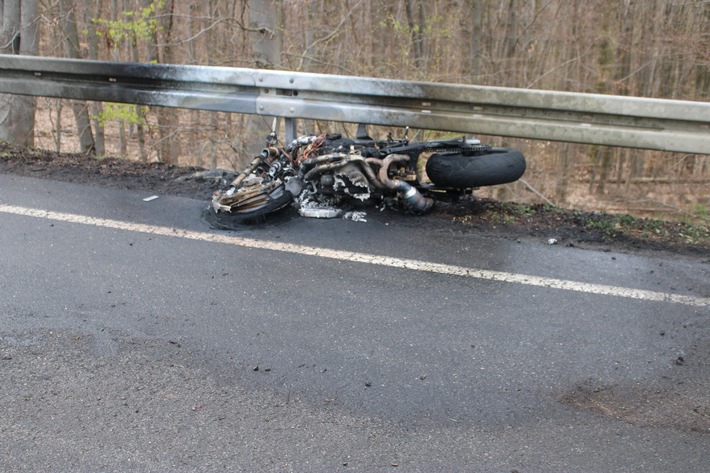 POL-DN: Motorrad komplett abgebrannt