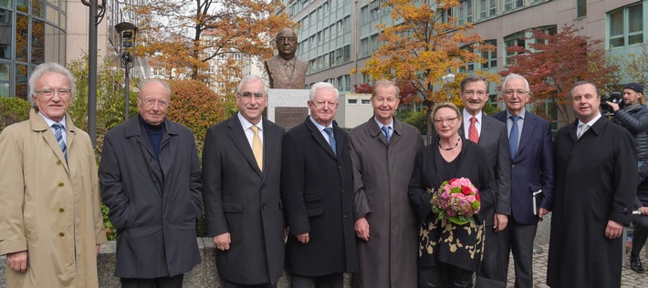 Helmut Kohl an der Spree: Ernst Freiberger-Stiftung enthüllt Denkmal in Berlin / Theo Waigel: "Der erfolgreichste Politiker Deutschlands des letzten Jahrhunderts" / Horst Teltschik, Rupert Scholz, Theo Waigel, Rudolf Seiters ,Friedrich Bohl, Christine Dewerny, Hermann Otto Solms, Klaus Töpfer, Ernst Freiberger. Weiterer Text über ots und www.presseportal.de/nr/72828 / Die Verwendung dieses Bildes ist für redaktionelle Zwecke honorarfrei. Veröffentlichung bitte unter Quellenangabe: "obs/Ernst Freiberger-Stiftung/Daniel Biskup"