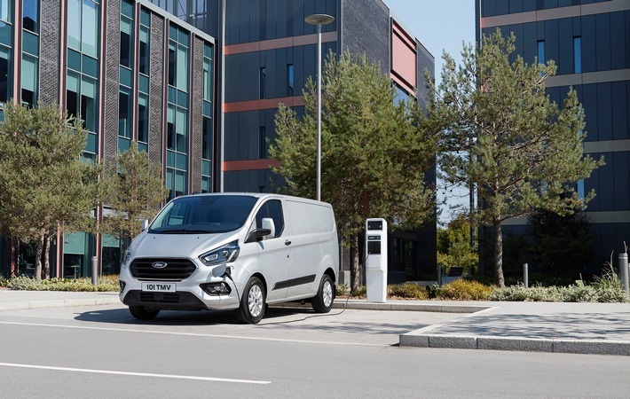 Als erster Automobilhersteller überhaupt bietet Ford mit dem neuen Transit Custom Plug-in-Hybrid einen Transporter in der Ein-Tonnen-Nutzlastklasse, der über einen innovativen Plug-in-Hybrid-Antrieb (PHEV, Plug-in Hybrid Electric Vehicle) verfügt. Damit setzt das Unternehmen einmal mehr Maßstäbe in diesem Segment und leistet einen wichtigen Beitrag für saubere und lebenswerte Innenstädte. Der Transit Custom PHEV fährt bis zu 56 Kilometer rein elektrisch - damit ermöglicht er zum Beispiel im Stadtverkehr lokal emissionsfreies Fahren und ist zudem von etwaigen Zufahrtsbeschränkungen in städtische Umweltzonen befreit. Mit sechs Kubikmetern verfügt der Ford Transit Custom PHEV über das gleiche Laderaum-Volumen wie die Modelle mit konventionellem Verbrennungsmotor. Dank der Kombination aus Elektroantrieb und dem 1,0 Liter großen Ford EcoBoost-Turbobenziner, der als Range Extender dient, überzeugt die Plug-in-Hybrid-Version mit einer alltagstauglichen Reichweite von rund 500 Kilometern. Weiterer Text über ots und www.presseportal.de/nr/6955 / Die Verwendung dieses Bildes ist für redaktionelle Zwecke honorarfrei. Veröffentlichung bitte unter Quellenangabe: "obs/Ford-Werke GmbH"