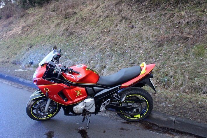 POL-OE: Motorradfahrer bei Alleinunfall verletzt