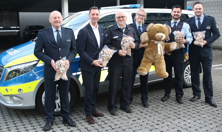 POL-SI: Kleine Bären - große Wirkung: Deutsche Teddy-Stiftung überreicht 150 Teddybären an Kreispolizeibehörde Siegen- Wittgenstein #polsiwi