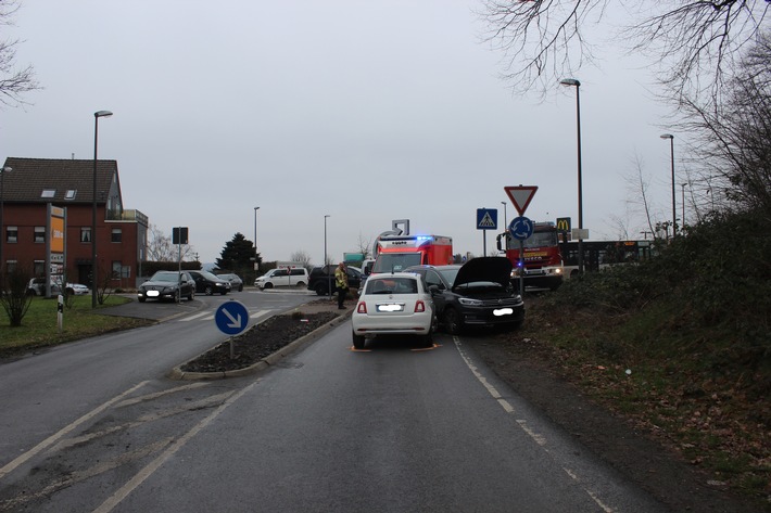 POL-RBK: Wermelskirchen - Frontalzusammenstoß im Kreisverkehr