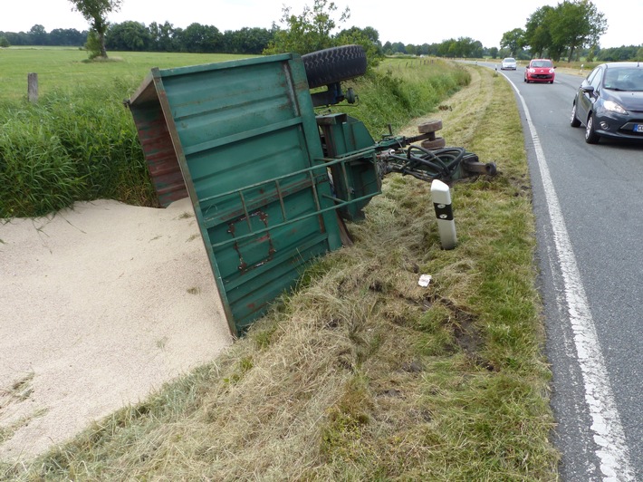 POL-CUX: Leicht verletzt nach Unfall zwischen PKW und Trecker -Fotos in der Bildmappe-
