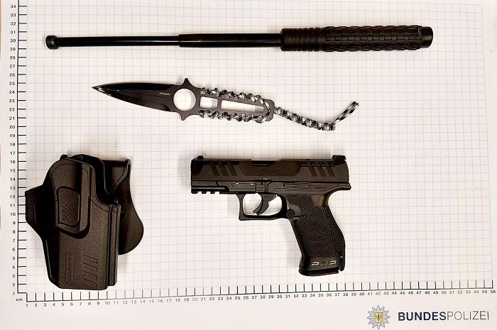 BPOL NRW: Bundespolizei stellt mehrere Waffen bei 40-jährigen Bielefelder sicher