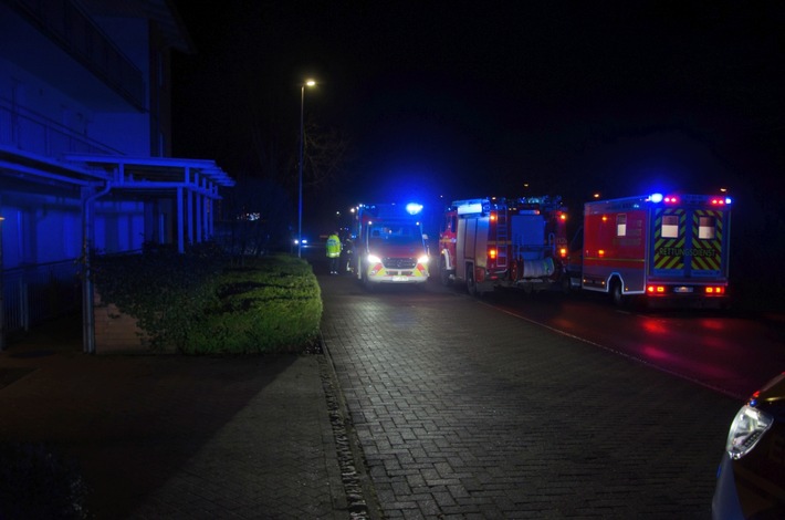 FW-RD: Brennender Tannenbaum sorgt für Großaufgebot von Feuerwehr und Rettungsdienst