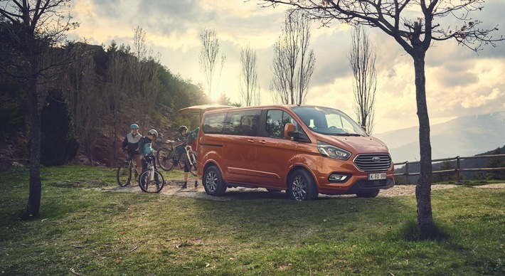 Der Ford Tourneo Custom, eine komfortable Großraum-Limousine für bis zu neun Personen mitsamt ihrem Gepäck, ist ab sofort mit noch kraftvolleren und sparsameren Dieselmotoren erhältlich. Verkaufspreis: ab 34.805 Euro netto. Neue Top-Variante ist nun die 136 kW (185 PS) starke Version des 2,0-Liter-EcoBlue-Dieselmotors mit einem maximalen Drehmoment von 415 Nm - für mehr Durchzugskraft und verbesserte Fahrleistungen. Sie ersetzt die bisherige Top-Motorisierung mit 125 kW (170 PS). Außerdem ist der weiterentwickelte Ford Tourneo Custom das erste Fahrzeug in seinem Segment, das auf Wunsch mit innovativer 48 Volt-Mild-Hybrid-Technologie ausgeliefert wird. Die 48 Volt-Mild-Hybrid-Technologie, sie steht für alle Versionen mit Schaltgetriebe optional zur Verfügung, wirkt sich positiv auf den Kraftstoffverbrauch insbesondere im Stadtverkehr aus. Weiterer Text über ots und www.presseportal.de/nr/6955 / Die Verwendung dieses Bildes ist für redaktionelle Zwecke honorarfrei. Veröffentlichung bitte unter Quellenangabe: "obs/Ford-Werke GmbH"