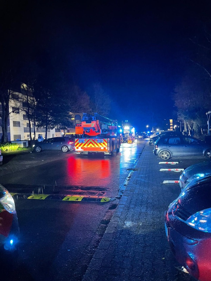 FW Bergheim: Feuerwehr löscht Kellerbrand in Bergheim